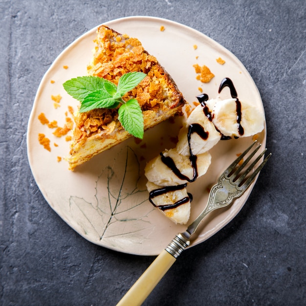 Torta con banane, glassa di cioccolato