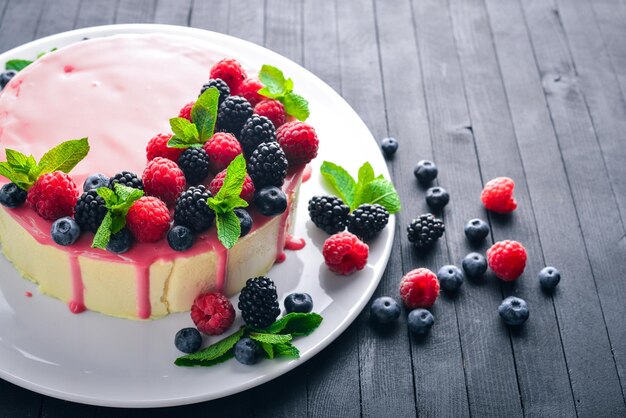 Torta con burro e frutti di bosco freschi Dessert Su uno sfondo di legno Vista dall'alto Spazio libero per il testo