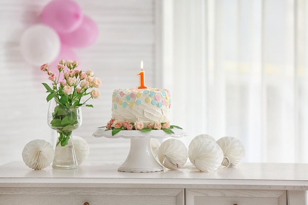 Torta con candela per il primo compleanno sul tavolo