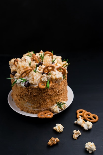 Torta con caramello e crema su sfondo nero