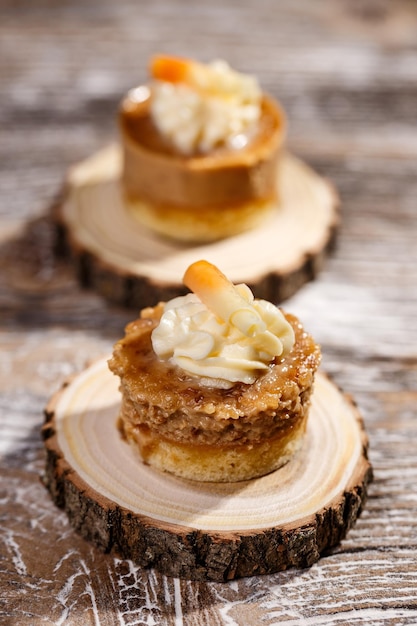 Torta con caramello e noci