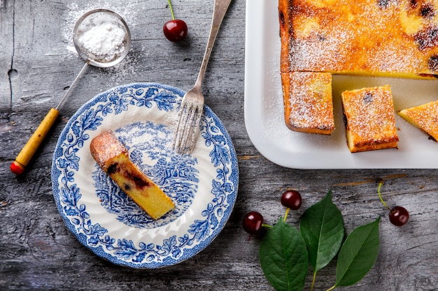 Torta con ciliegie e zucchero in polvere. torta di formaggio