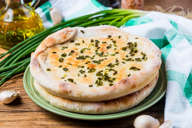 torta con cipolle e formaggio, closeup di cibo