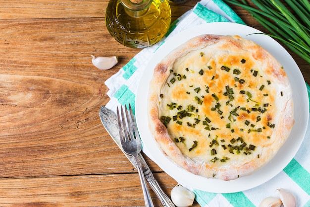 torta con cipolle e formaggio, closeup di cibo