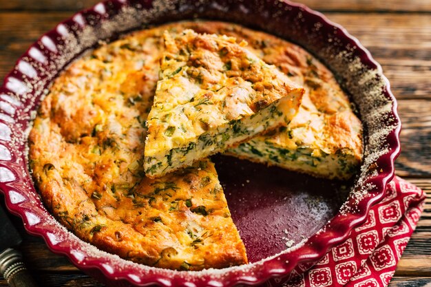 Torta con cipollotti e uova dolci salati fatti in casa