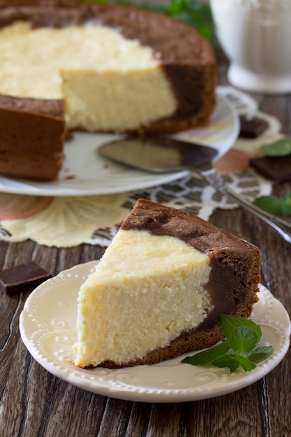 Torta con crema di formaggio e cioccolato