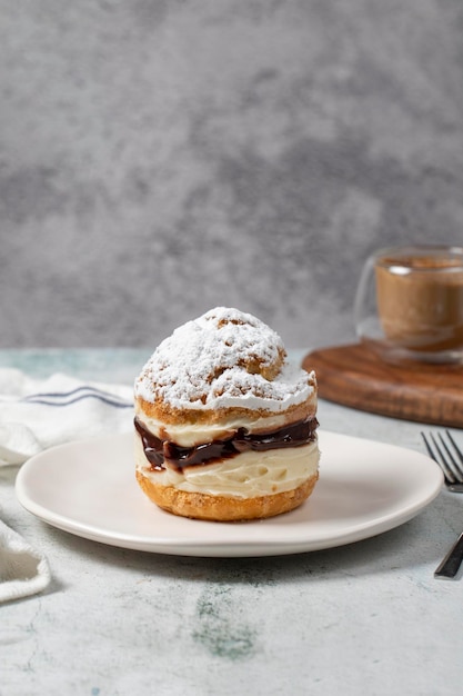 Torta con crema e ripieno di cioccolato liquido Torta di zucchero in polvere