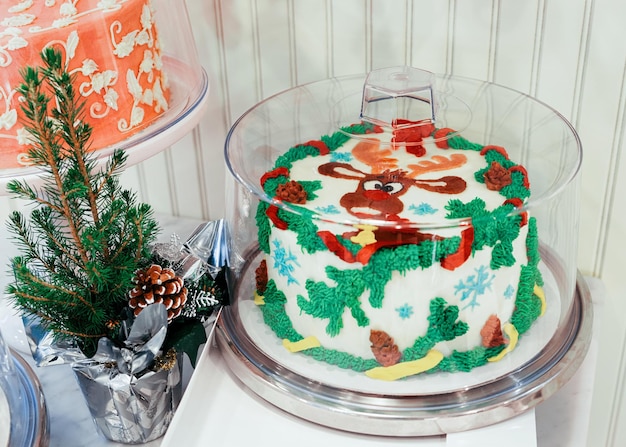 Torta con decorazione natalizia di renne sul tavolo.