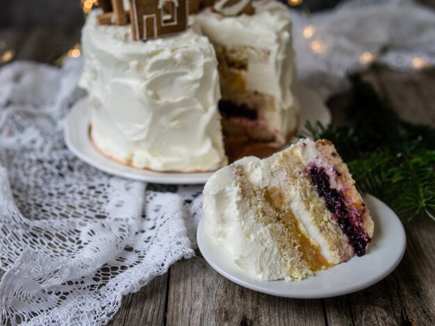 torta con decorazioni di pan di zenzero