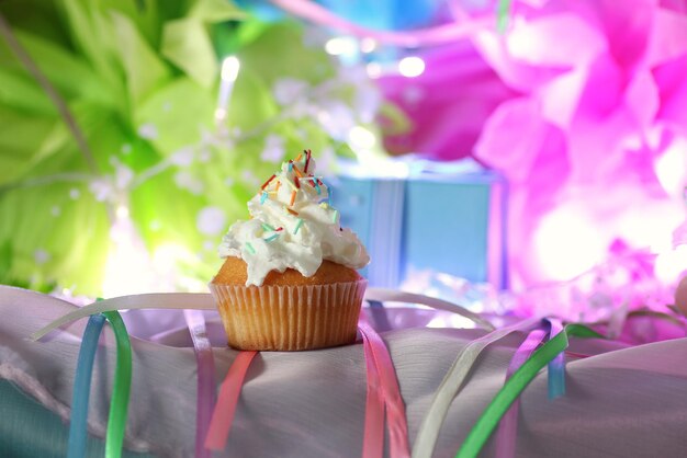 Torta con festa di crema al burro