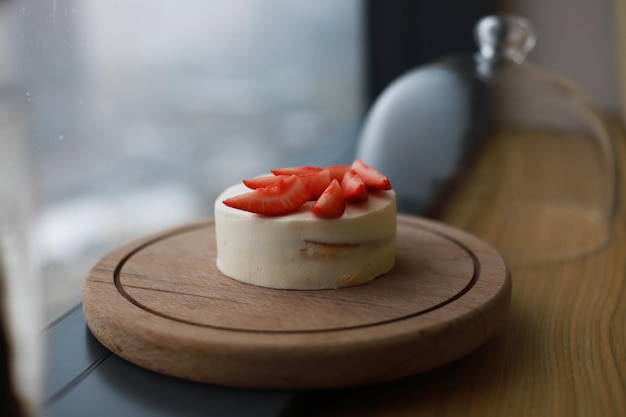 Torta con fragole sotto una cupola di vetro