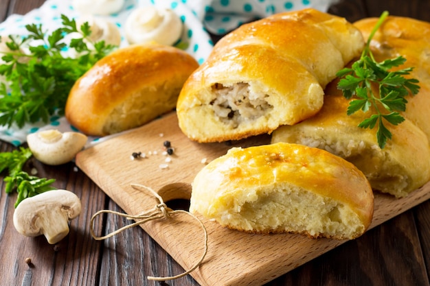 Torta con funghi e riso sul tavolo