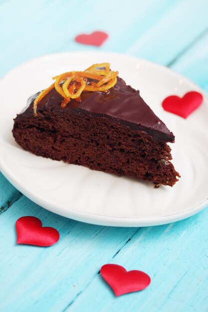 Torta con glassa al cioccolato con scorze d'arancia candite