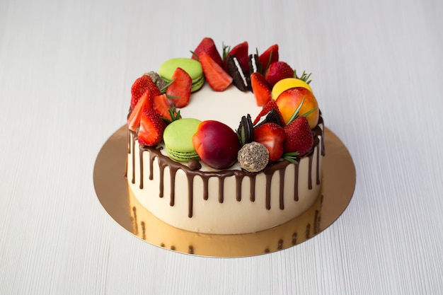 Torta con gocce di cioccolato, fragole, pesche, amaretti, rosmarino e Oreo