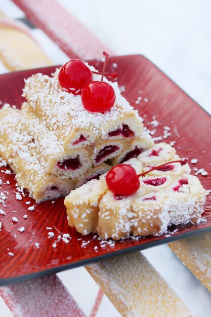 Torta con le ciliege su un piatto