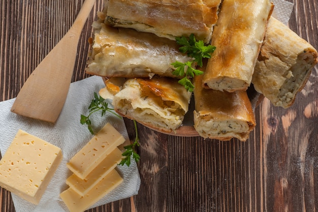 Torta con le verdure sulla tavola di legno