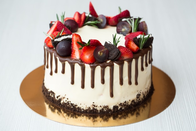 Torta con macchie di cioccolato, fragole, uva, rosmarino e Oreo