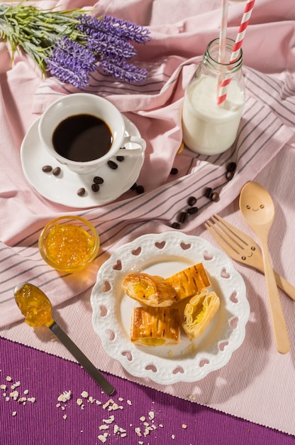 Torta con marmellata sul disco su sfondo set da tavola