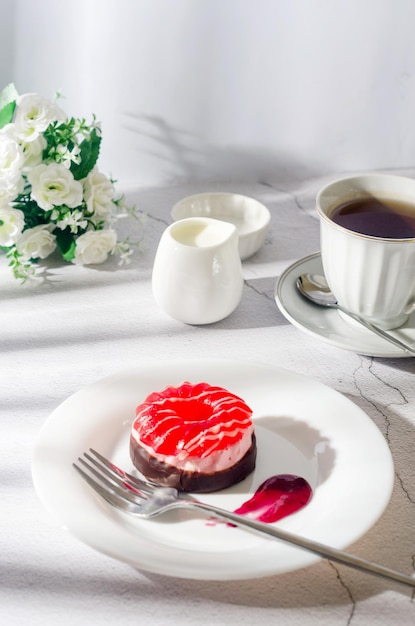 Torta con marshmallow berri e caffè per colazione sul tavolo grigio chiaro