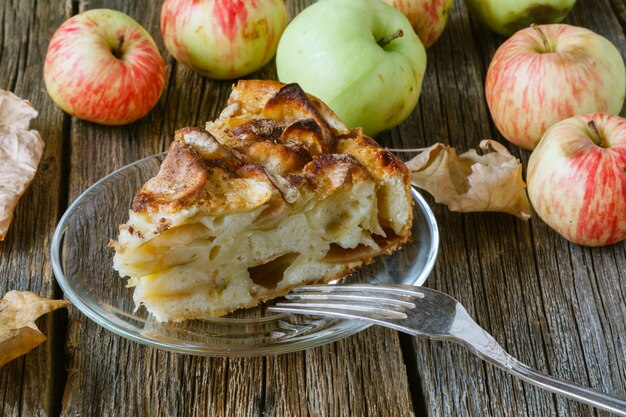 Torta con mele biologiche e tè caldo preparato