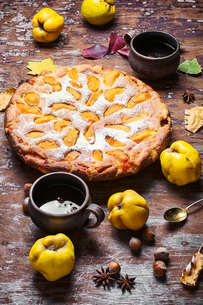 Torta con mele cotogne autunnali