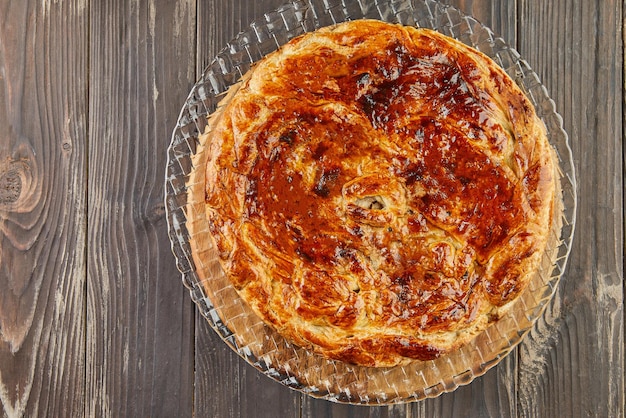 Torta con mele cotogne, mele e pere. Cucina gourmet francese