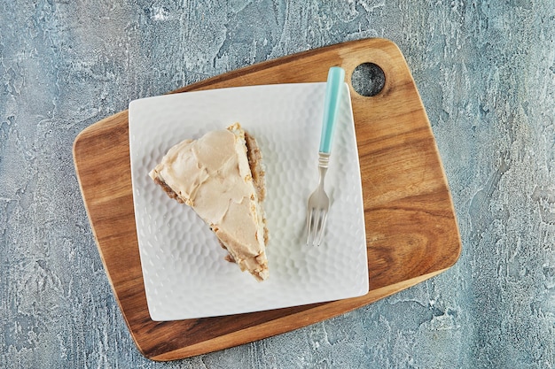 Torta con meringa, banane e cannella. Cucina gourmet francese. Lay piatto