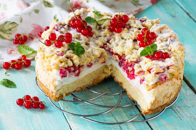 Torta con meringa e ribes rosso fresco