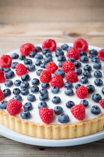 Torta con mirtilli e lamponi. Prodotto dolciario.