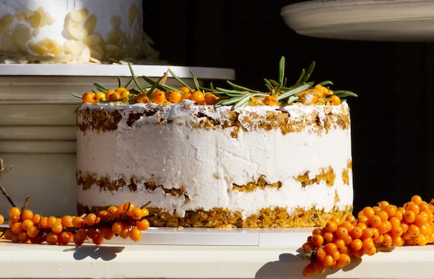 Torta con panna e frutti di bosco