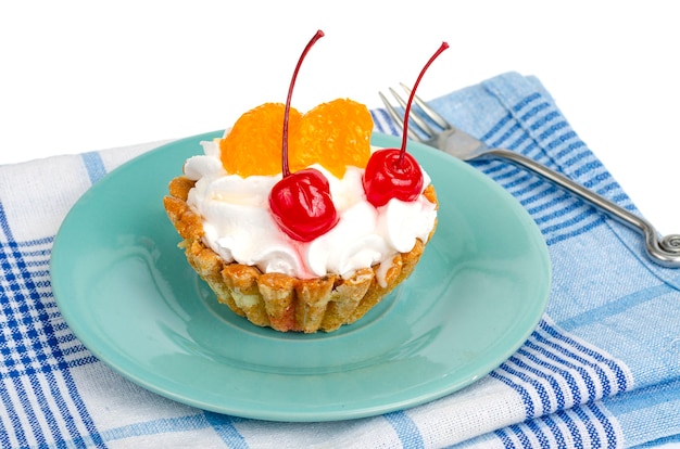 Torta con panna montata e frutti di bosco