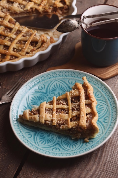 Torta con pere, caffettiera e tazza. natura morta e sfondo autunnale