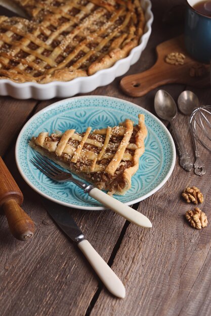 Torta con pere, caffettiera e tazza. natura morta e sfondo autunnale