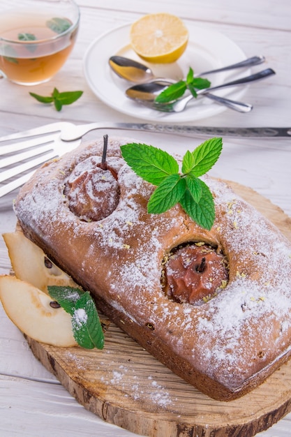 Torta con pere e menta su fondo in legno