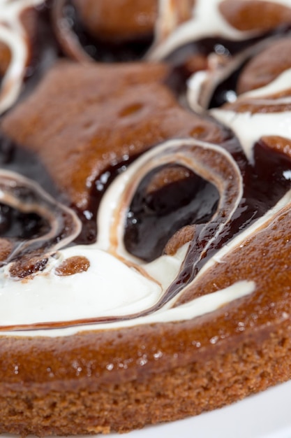 Torta con ripieno di cioccolato su fondo bianco