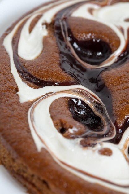 Torta con ripieno di cioccolato su fondo bianco