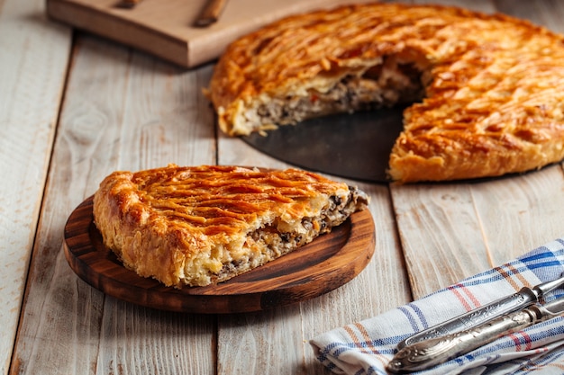 Torta con ripieno di manzo e zucca