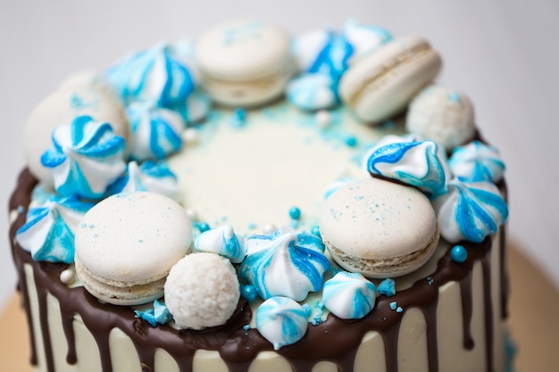 Torta con striature di cioccolato, meringa blu e amaretti