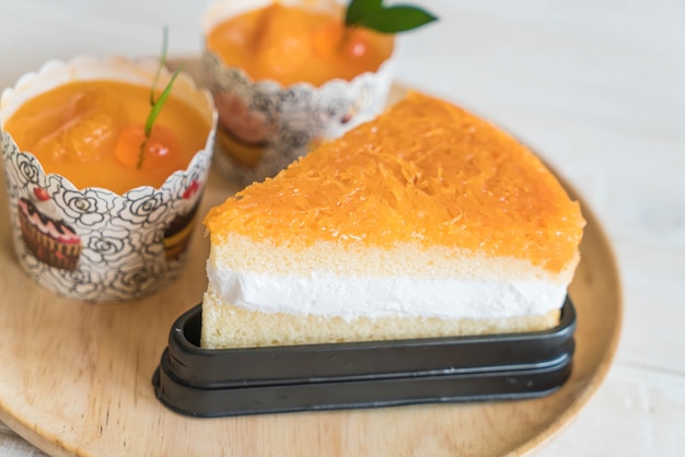 torta con tazza d&#39;arancia e torta con fili d&#39;oro