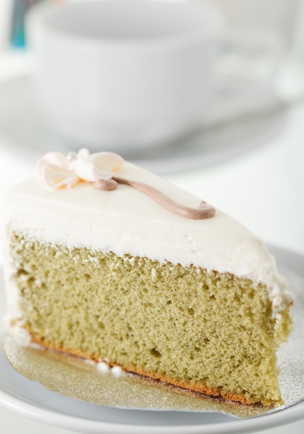 Torta con tazza di caffè in sottofondo