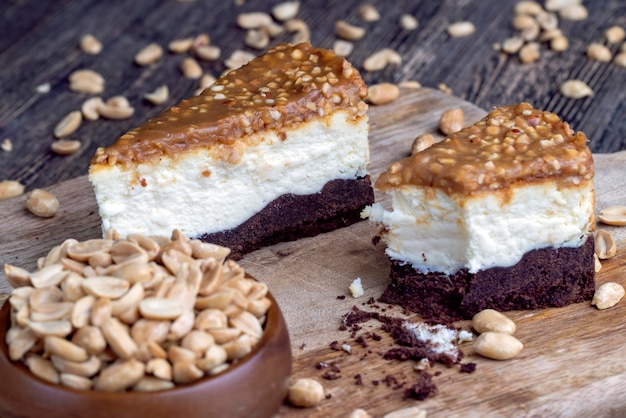 Torta cremosa al cioccolato con caramello e arachidi tostate