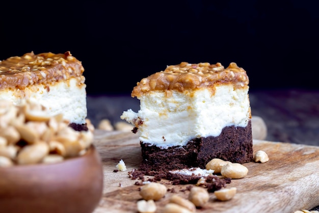 Torta cremosa al cioccolato con caramello e arachidi tostate