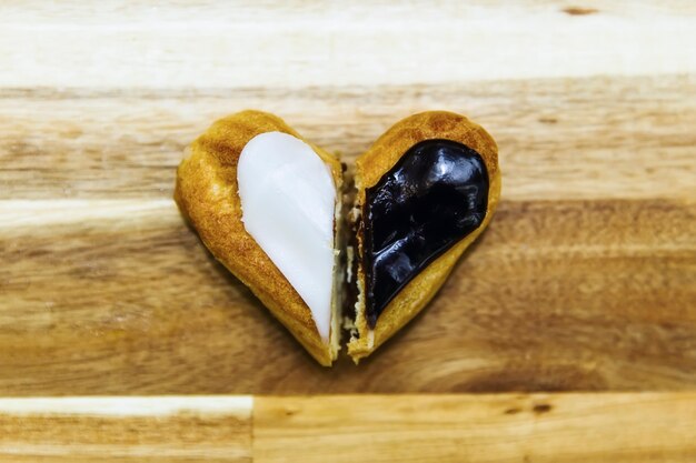 Torta cremosa croccante con cioccolato bianco e fondente è placcata su una superficie di legno wooden