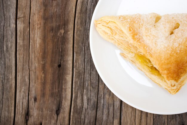 Torta croccante sul tavolo. Con lo spazio della copia.