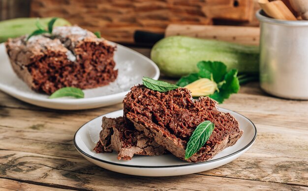 Torta croccante vegana dello zucchini del cioccolato su di legno rustico