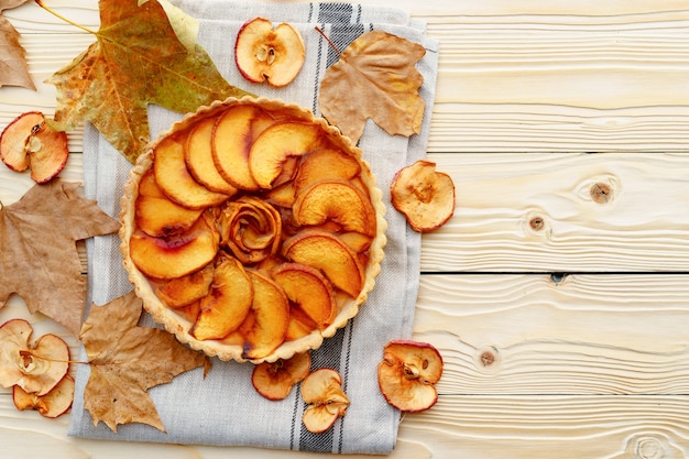 Torta crostata di mele sulla tavola di legno