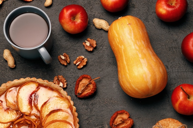 Torta crostata di ringraziamento e zucca su sfondo nero