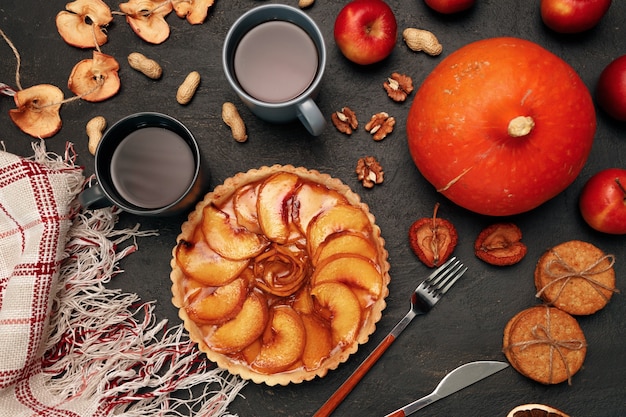 Torta crostata di ringraziamento e zucca sul nero