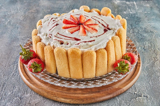 Torta da sogno con biscotti al cioccolato e fragole Cibo gourmet francese