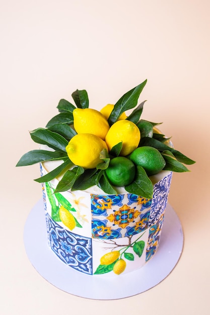 Torta decorata con foglie di limoni, piastrelle di ceramica su sfondo beige